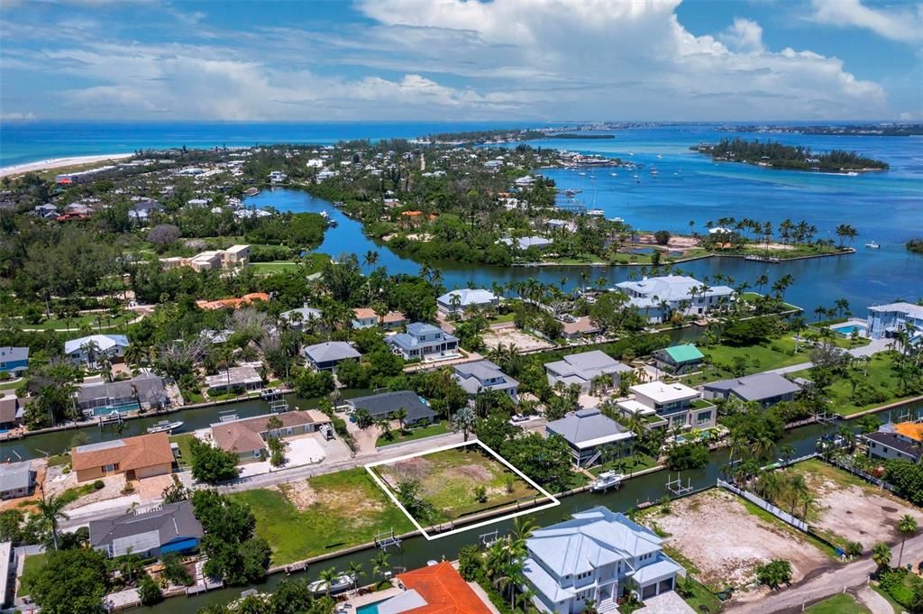 En Venta: $1,060,000 (0.23 acres)