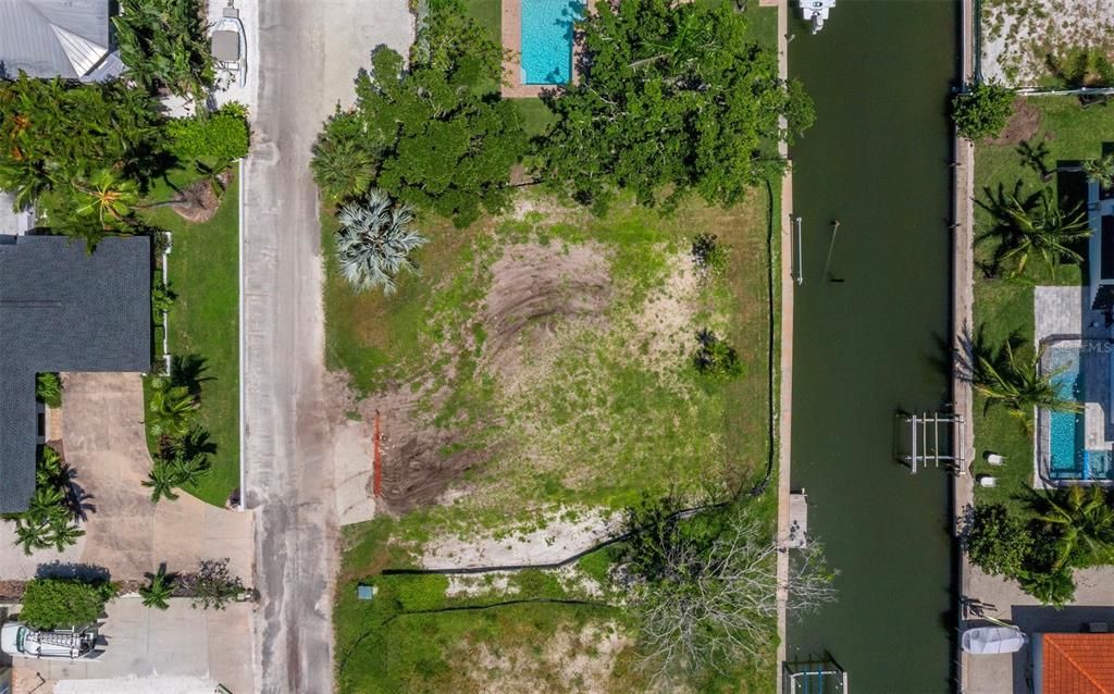 En Venta: $1,060,000 (0.23 acres)