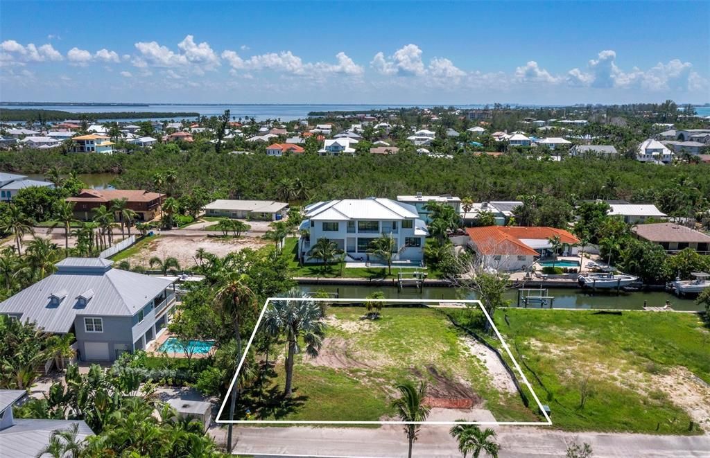 En Venta: $1,060,000 (0.23 acres)