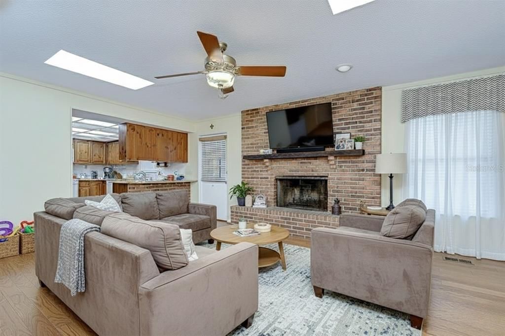 Под контрактом: $519,000 (4 спален, 3 ванн, 2306 Квадратных фут)