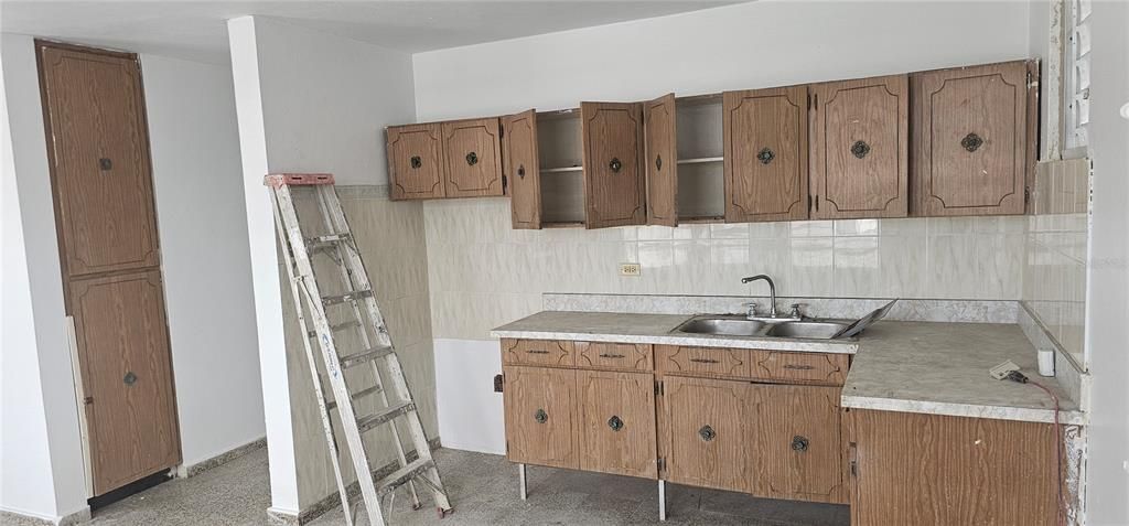 合同活跃: $185,000 (6 贝兹, 2 浴室, 1775 平方英尺)