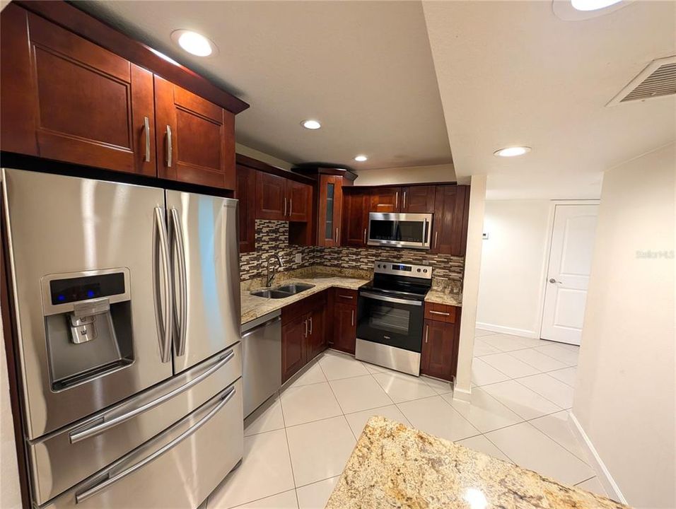 合同活跃: $1,790 (3 贝兹, 2 浴室, 1432 平方英尺)