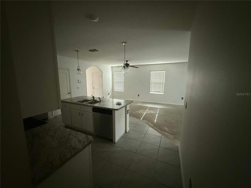 Под контрактом: $299,000 (5 спален, 3 ванн, 2447 Квадратных фут)