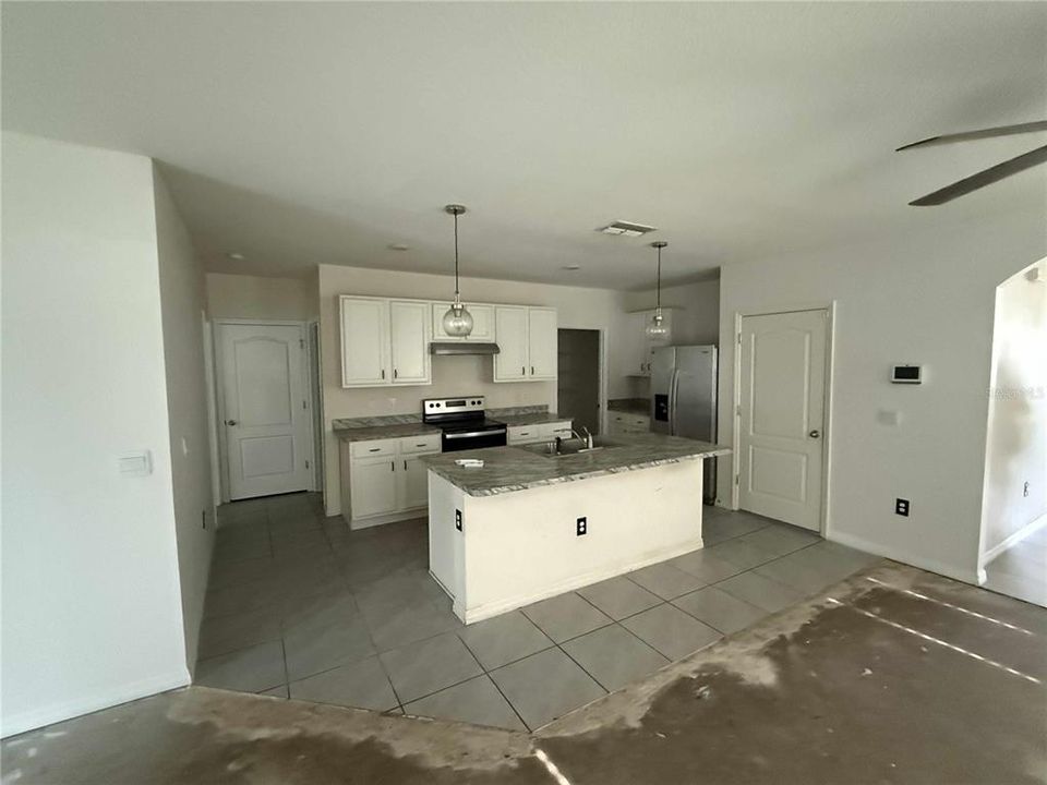 Под контрактом: $299,000 (5 спален, 3 ванн, 2447 Квадратных фут)