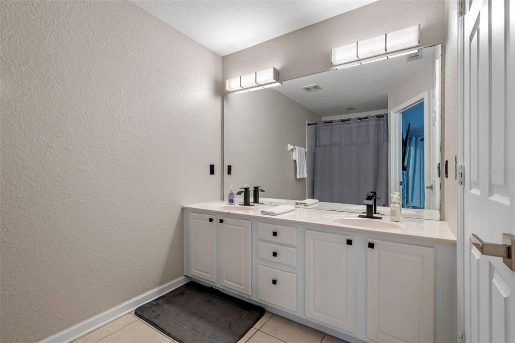 Activo con contrato: $310,000 (3 camas, 2 baños, 1682 Pies cuadrados)