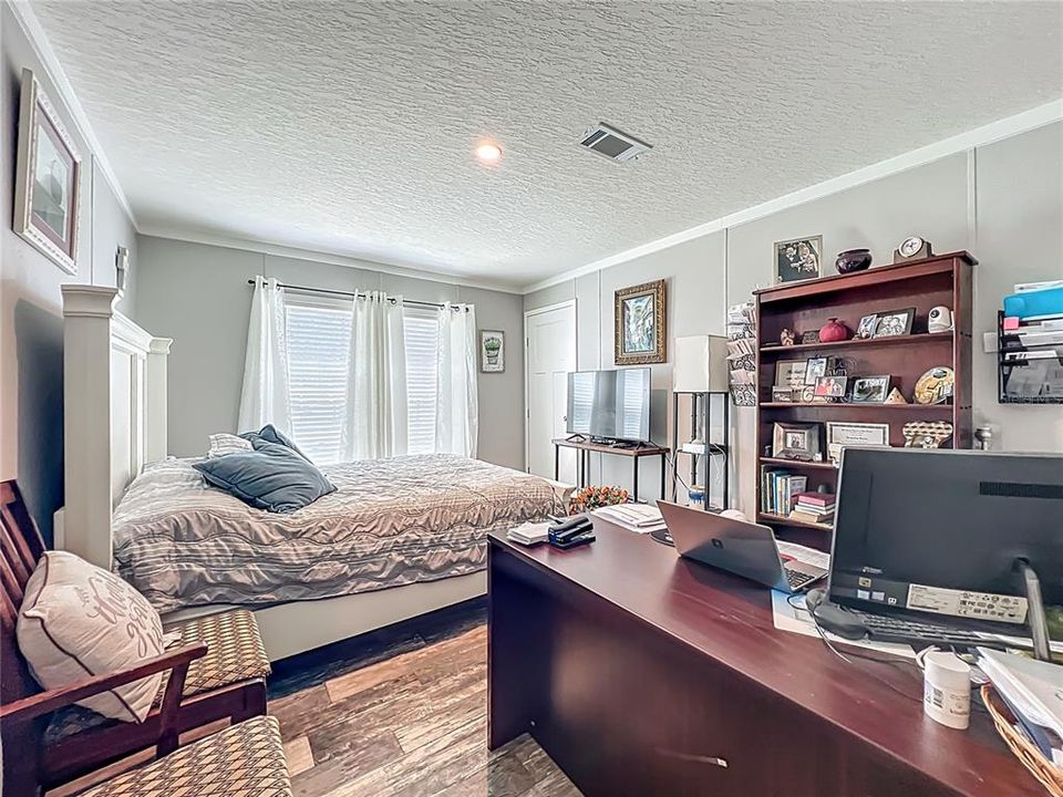 Под контрактом: $218,000 (3 спален, 2 ванн, 1800 Квадратных фут)