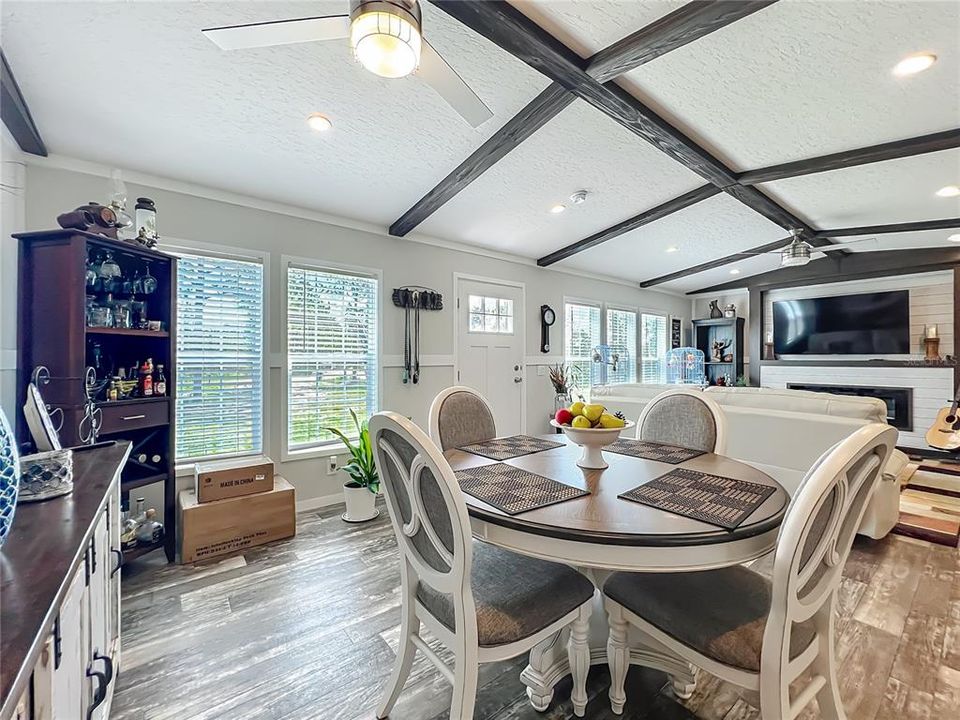 Под контрактом: $218,000 (3 спален, 2 ванн, 1800 Квадратных фут)