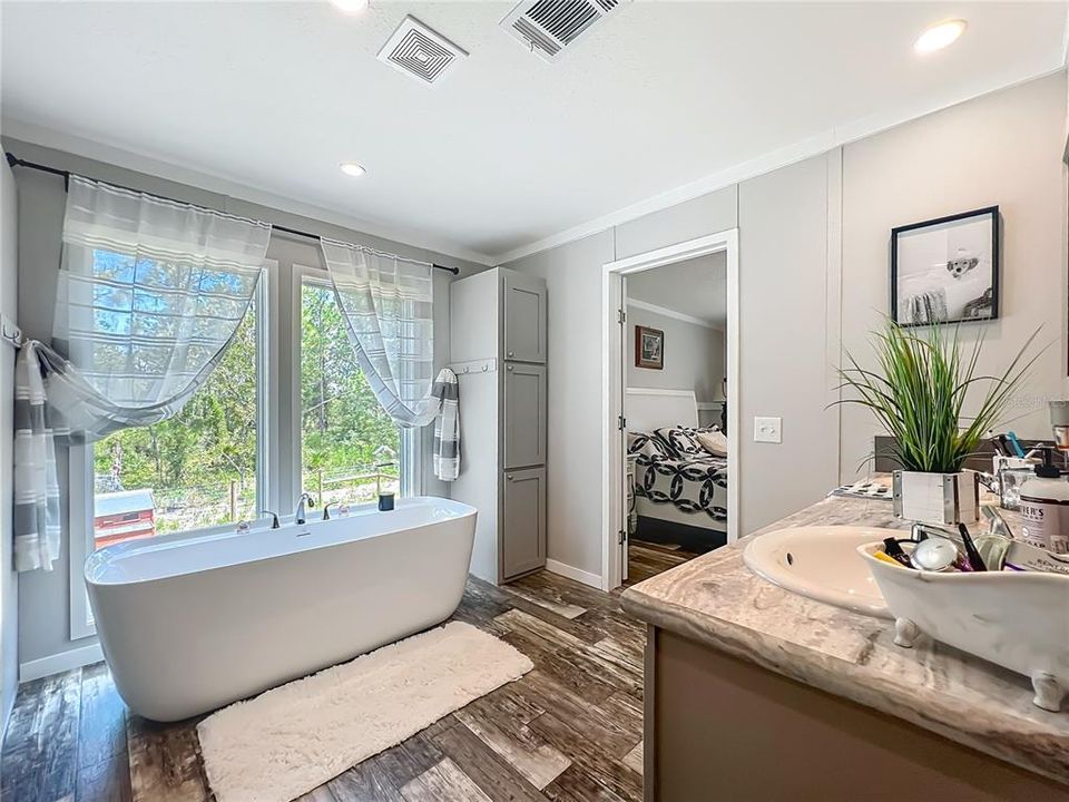 Под контрактом: $218,000 (3 спален, 2 ванн, 1800 Квадратных фут)