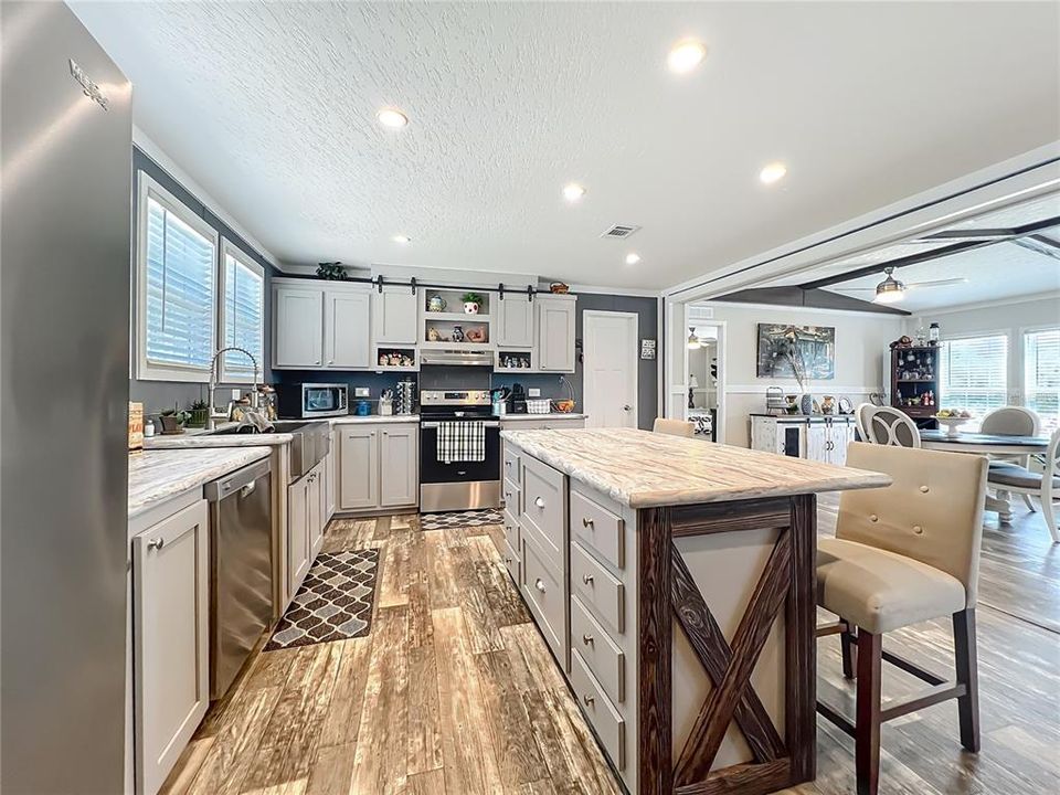 Под контрактом: $218,000 (3 спален, 2 ванн, 1800 Квадратных фут)