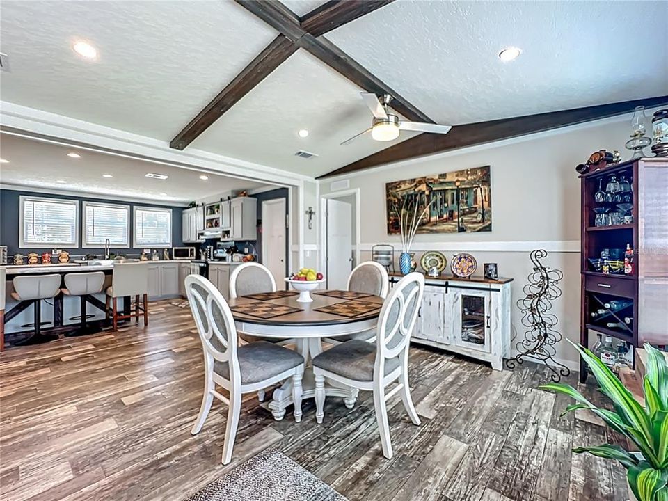 Под контрактом: $218,000 (3 спален, 2 ванн, 1800 Квадратных фут)