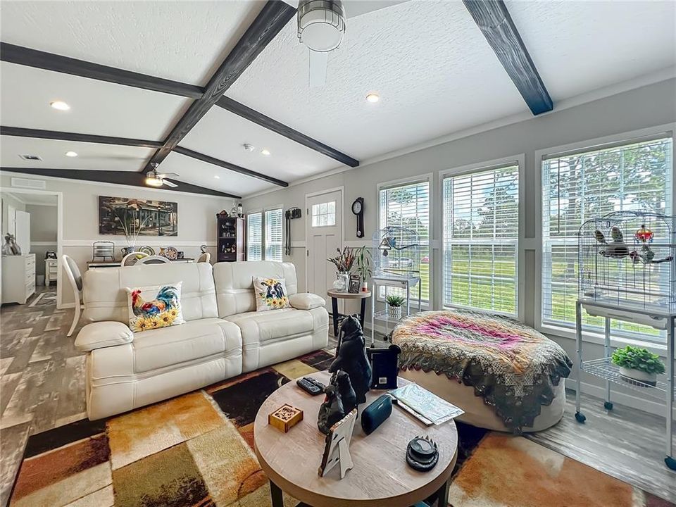 Под контрактом: $218,000 (3 спален, 2 ванн, 1800 Квадратных фут)