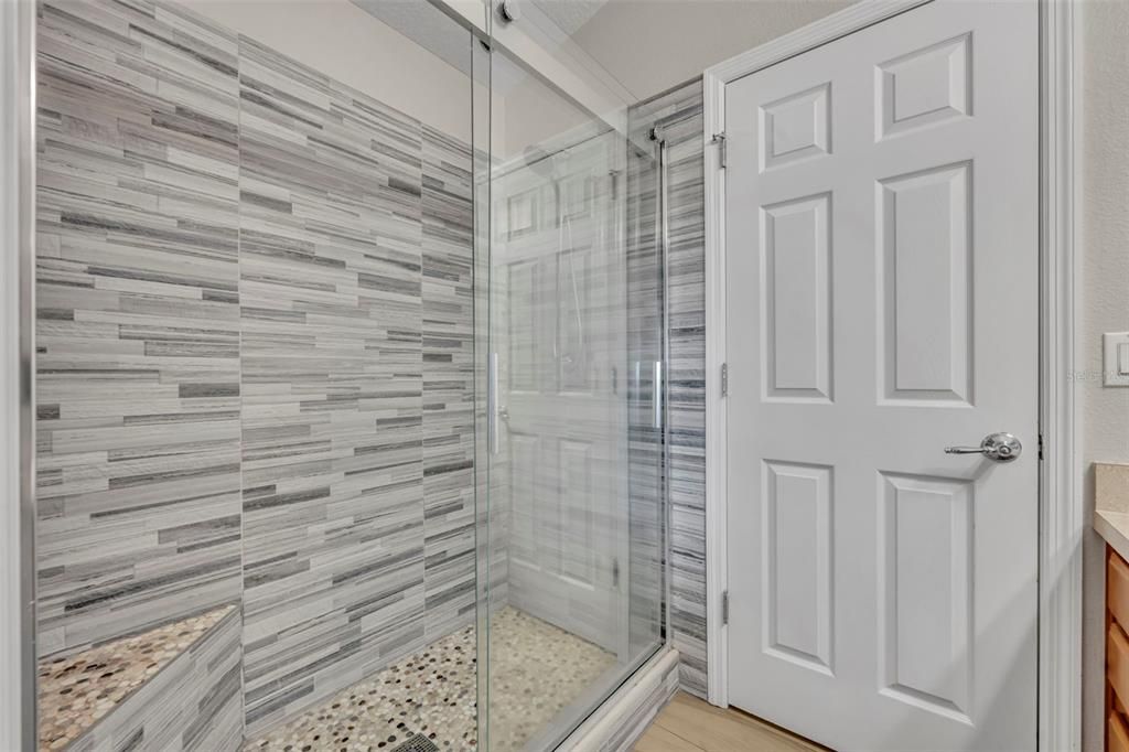 合同活跃: $445,000 (4 贝兹, 2 浴室, 1604 平方英尺)