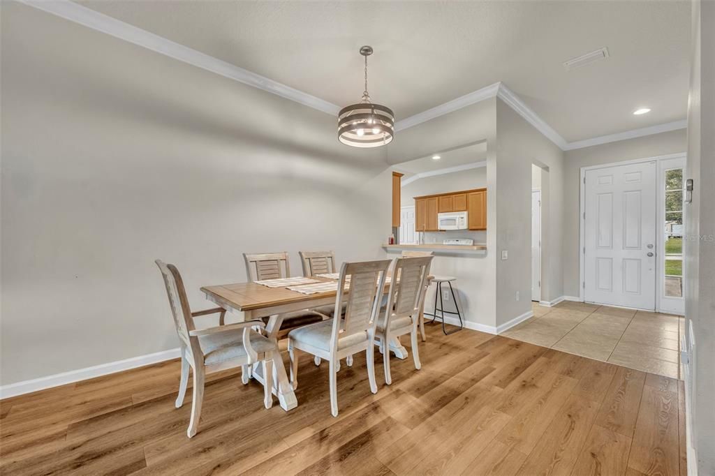 合同活跃: $445,000 (4 贝兹, 2 浴室, 1604 平方英尺)