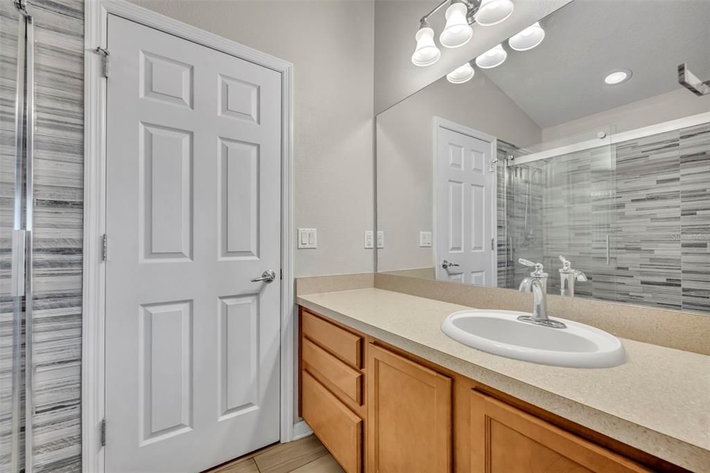 合同活跃: $445,000 (4 贝兹, 2 浴室, 1604 平方英尺)