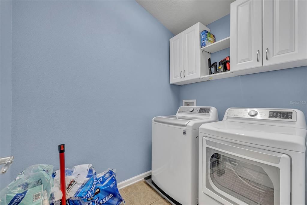 合同活跃: $445,000 (4 贝兹, 2 浴室, 1604 平方英尺)