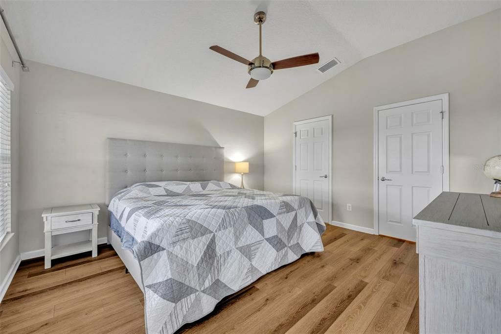 合同活跃: $445,000 (4 贝兹, 2 浴室, 1604 平方英尺)