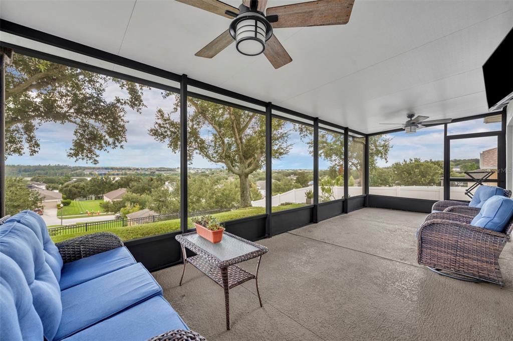 合同活跃: $445,000 (4 贝兹, 2 浴室, 1604 平方英尺)