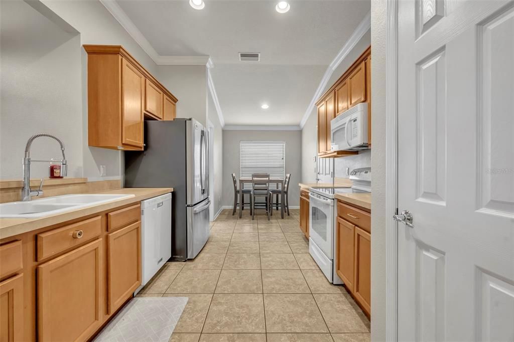 合同活跃: $445,000 (4 贝兹, 2 浴室, 1604 平方英尺)