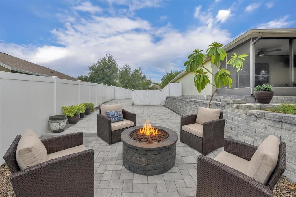 合同活跃: $445,000 (4 贝兹, 2 浴室, 1604 平方英尺)