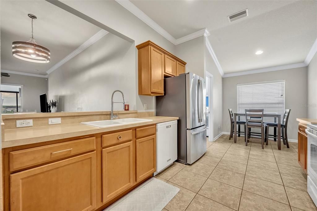 合同活跃: $445,000 (4 贝兹, 2 浴室, 1604 平方英尺)