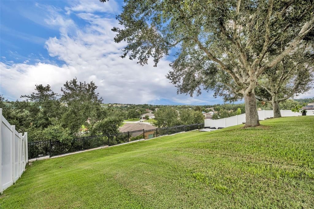 合同活跃: $445,000 (4 贝兹, 2 浴室, 1604 平方英尺)