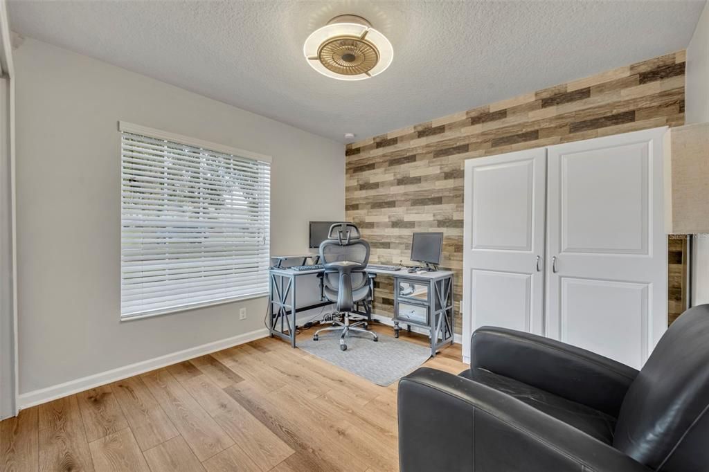 合同活跃: $445,000 (4 贝兹, 2 浴室, 1604 平方英尺)