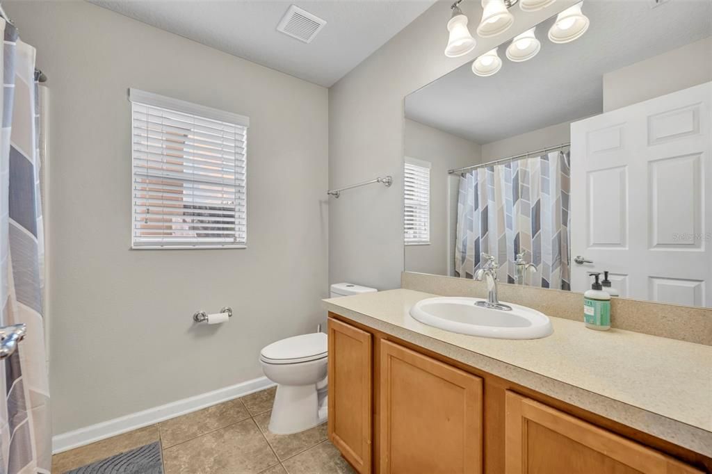 合同活跃: $445,000 (4 贝兹, 2 浴室, 1604 平方英尺)