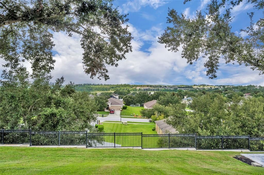 合同活跃: $445,000 (4 贝兹, 2 浴室, 1604 平方英尺)