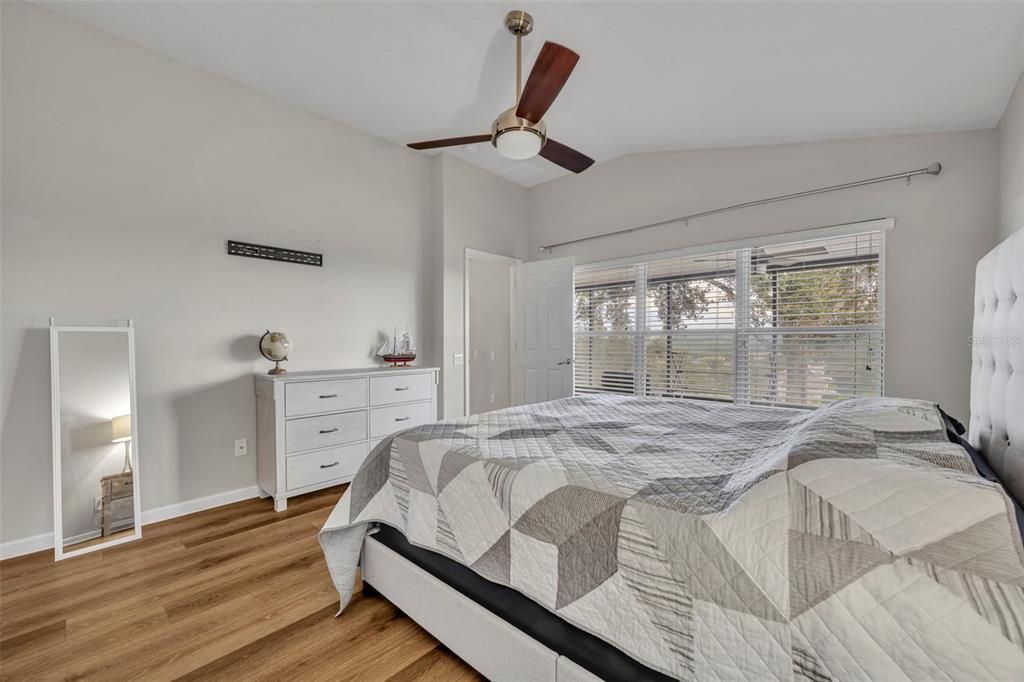 合同活跃: $445,000 (4 贝兹, 2 浴室, 1604 平方英尺)