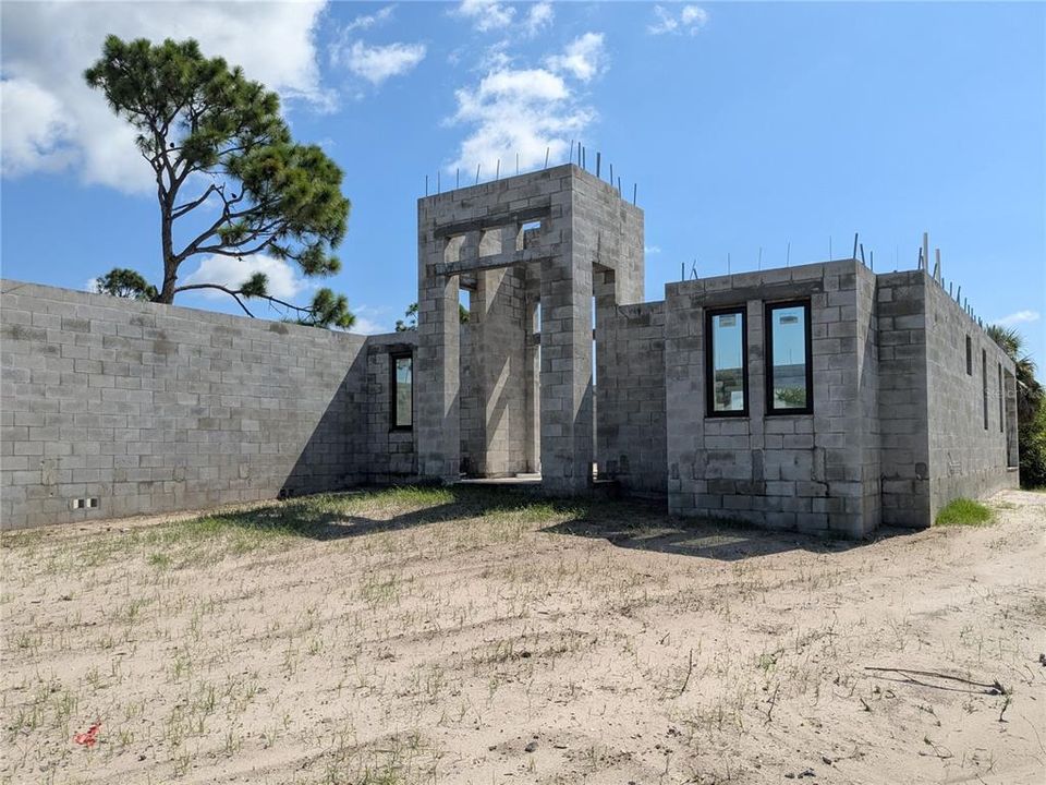 Active With Contract: $140,000 (4 beds, 3 baths, 2487 Square Feet)