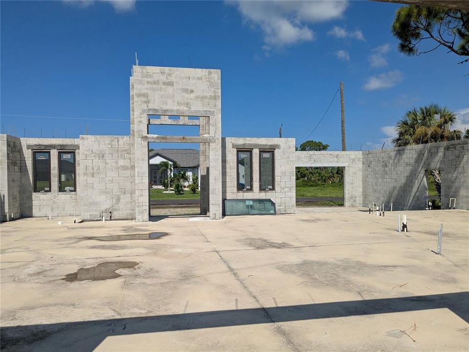 Active With Contract: $140,000 (4 beds, 3 baths, 2487 Square Feet)