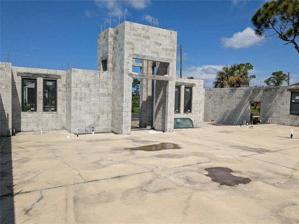 Active With Contract: $140,000 (4 beds, 3 baths, 2487 Square Feet)