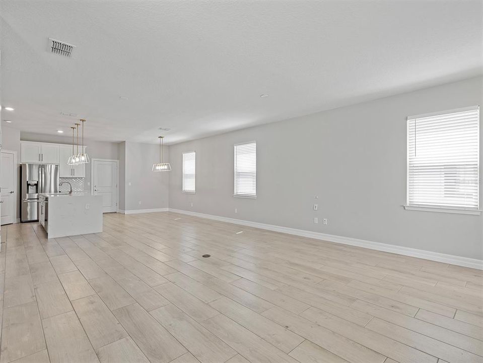 合同活跃: $485,000 (3 贝兹, 2 浴室, 1712 平方英尺)