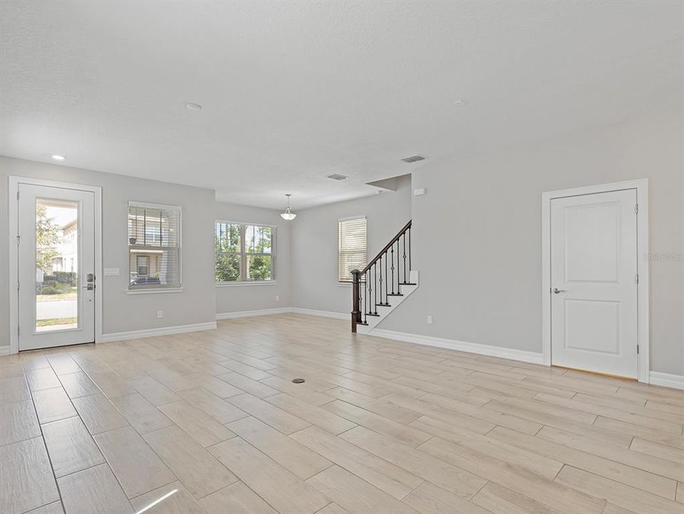 合同活跃: $485,000 (3 贝兹, 2 浴室, 1712 平方英尺)