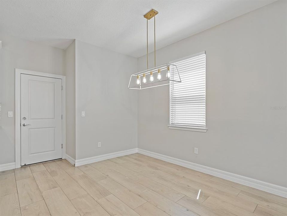 合同活跃: $485,000 (3 贝兹, 2 浴室, 1712 平方英尺)