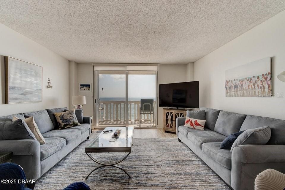 Active With Contract: $434,000 (2 beds, 2 baths, 1227 Square Feet)