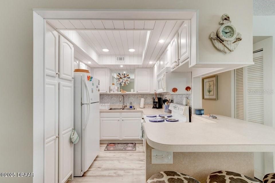 Active With Contract: $434,000 (2 beds, 2 baths, 1227 Square Feet)