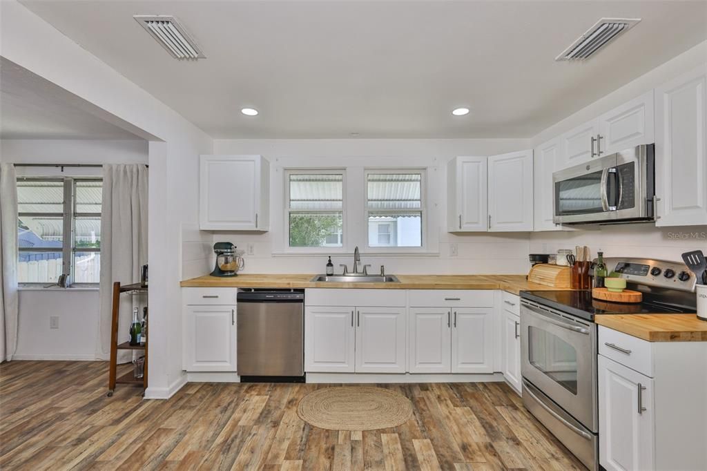 For Sale: $324,999 (3 beds, 2 baths, 1668 Square Feet)