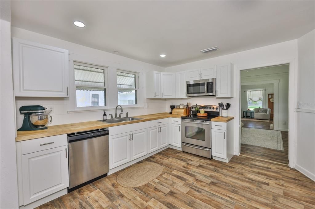 For Sale: $324,999 (3 beds, 2 baths, 1668 Square Feet)