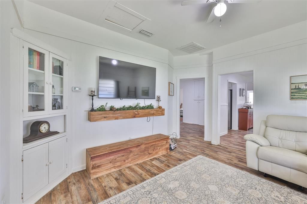 For Sale: $324,999 (3 beds, 2 baths, 1668 Square Feet)