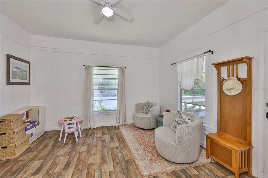 For Sale: $324,999 (3 beds, 2 baths, 1668 Square Feet)