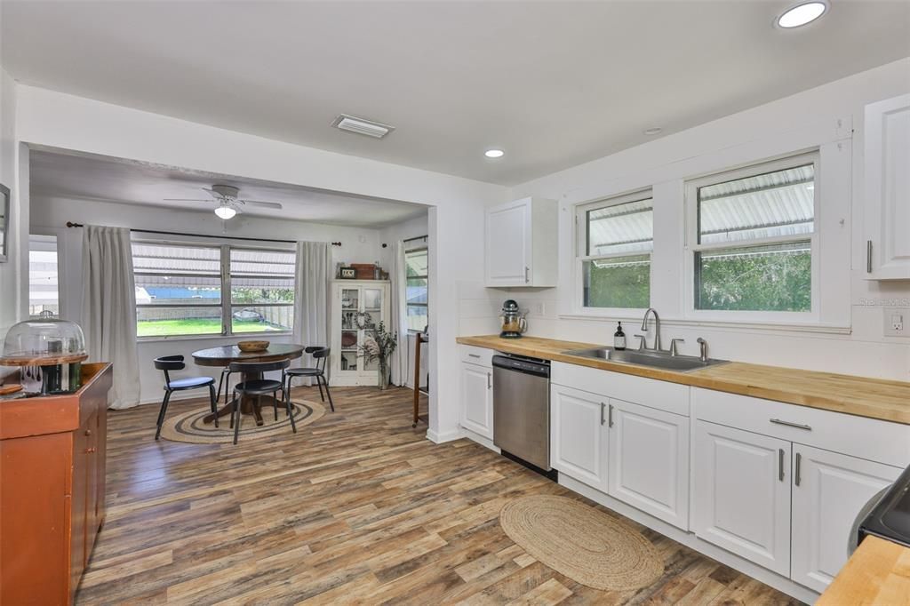 For Sale: $324,999 (3 beds, 2 baths, 1668 Square Feet)