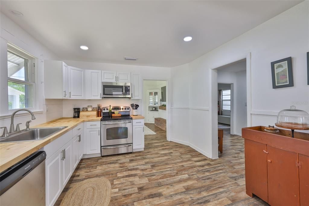 For Sale: $324,999 (3 beds, 2 baths, 1668 Square Feet)