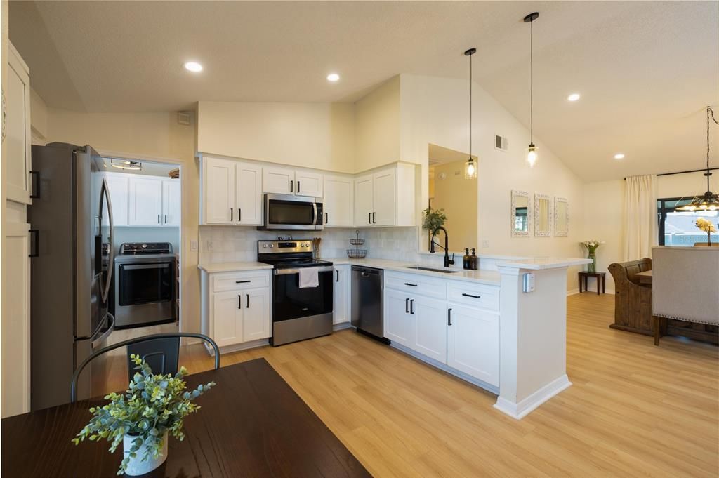 合同活跃: $549,000 (3 贝兹, 2 浴室, 1819 平方英尺)