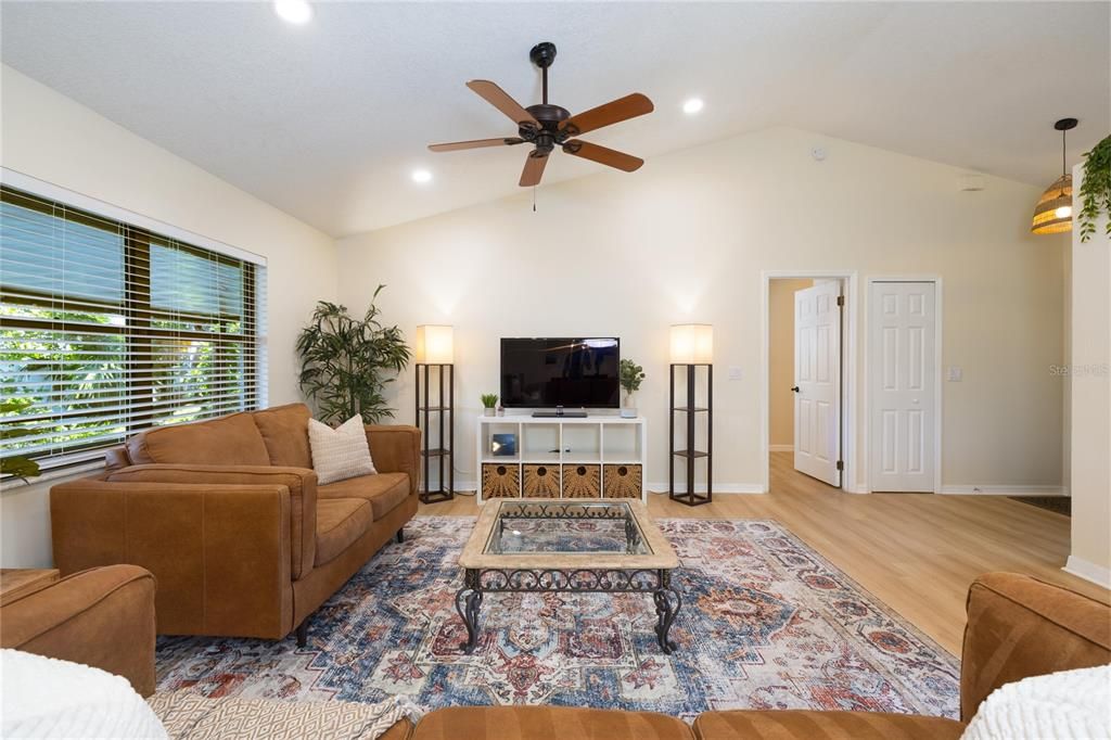 合同活跃: $549,000 (3 贝兹, 2 浴室, 1819 平方英尺)