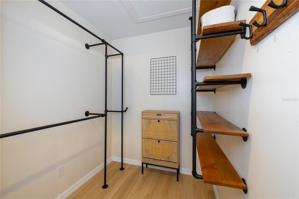 合同活跃: $549,000 (3 贝兹, 2 浴室, 1819 平方英尺)