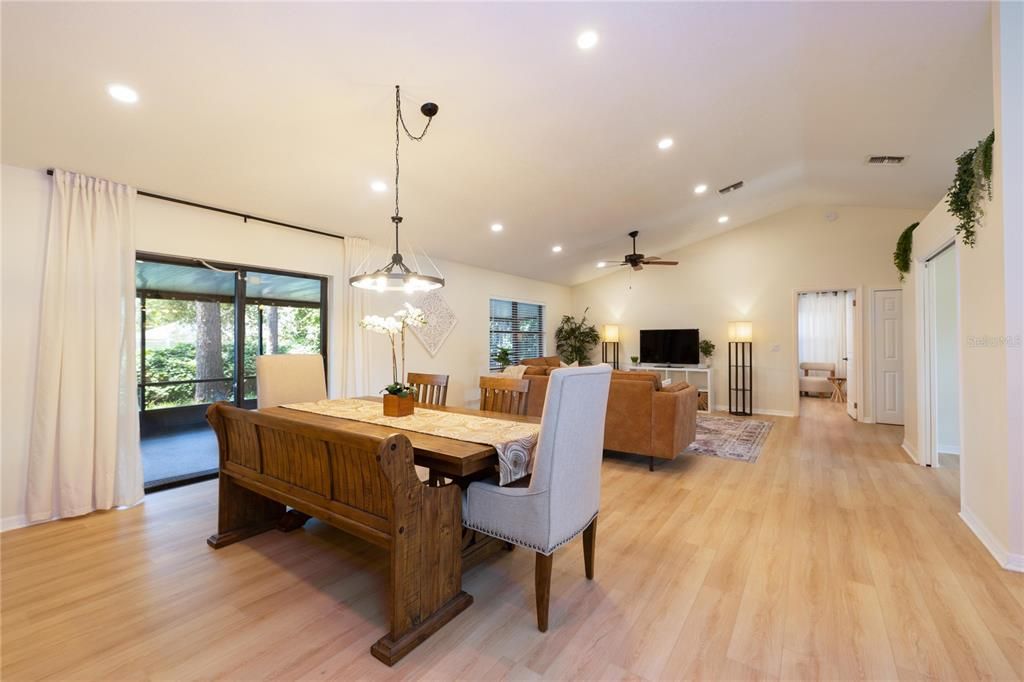 合同活跃: $549,000 (3 贝兹, 2 浴室, 1819 平方英尺)