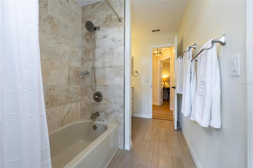 合同活跃: $549,000 (3 贝兹, 2 浴室, 1819 平方英尺)