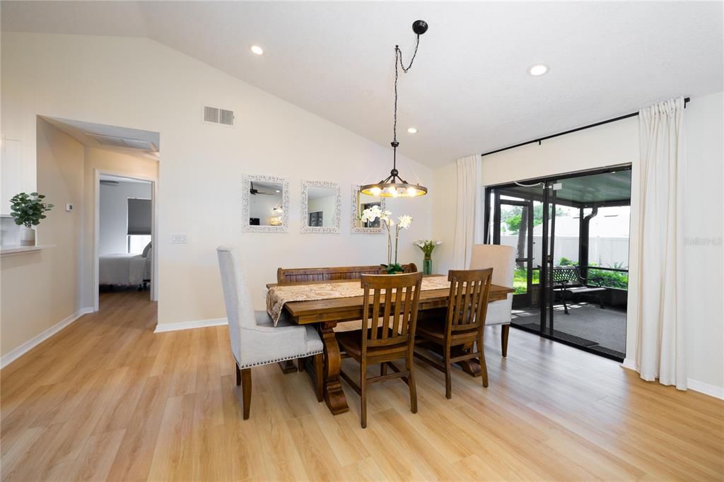 合同活跃: $549,000 (3 贝兹, 2 浴室, 1819 平方英尺)