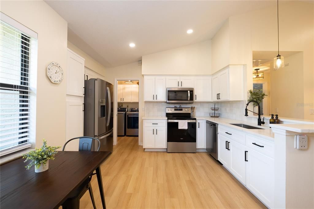 合同活跃: $549,000 (3 贝兹, 2 浴室, 1819 平方英尺)